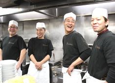 開楽 本店 -kailaku- 求人 調理場とも別け隔てなくコミュニケーションが取れ、全員が楽しく前向きに仕事ができることこそ、当店の一番の長所です◎