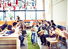 100本のスプーン／Smiles:（株式会社スマイルズ） 求人 お客様もスタッフも楽しめる様々なイベントも開催。家族みんなでゆったりくつろげる場所を目指しています。