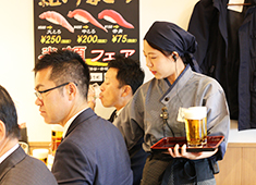 株式会社 梅丘寿司の美登利総本店 求人 「梅丘寿司の美登利総本店」では、新卒・中途を問わず、女性スタッフもたくさん活躍しています♪