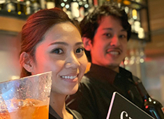 株式会社 CURRENT 求人 ▲20～30代のスタッフが中心メンバーとなり活躍中！お酒好きのメンバーが多い、たのしい職場です！