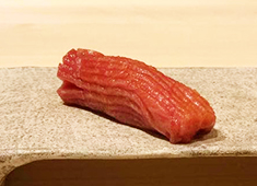 鮓 ふじなが 求人 常に進化を求める大将が作り上げるものは、型にハマらない独自性のあるものばかりです。