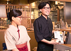 五代目 花山うどん銀座店、他／株式会社花山うどん 求人 「そもそもやってることが全然老舗っぽくない…(笑)」なんて笑う社員がいるほど、自由度の高い会社なんです！