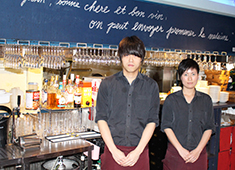株式会社カプリ/魚の家BAL 求人 様々な年齢層のスタッフがフラットに切磋琢磨しているのも特徴の一つ。働きやすい環境です。