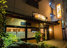 「焼肉 梨の家」「niku kitchen BOICHI」／株式会社 新鮮組本部 外食事業部 求人 「梨の家」の外観。ビジネス街を中心に展開し、接待等でもご利用いただく高級業態です。