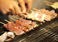 【鳥清 本店】【鳥清 はなれ】【鳥清 関内店】【大和家】／株式会社YORIMO 求人 自慢は鶏肉問屋から仕入れた新鮮な鶏肉を、提供するその日に串打ちすること！毎日が時間との真剣勝負！！