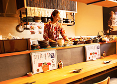 株式会社すずや 求人 ▲全店オープンキッチンで料理人とお客様のコミュニケーションを大切にしています！