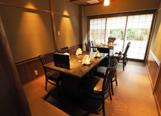 「焼肉 梨の家」「niku kitchen BOICHI」／株式会社 新鮮組本部 外食事業部 求人 「梨の家」の内装。和食店を想わせる落ち着いた雰囲気の中、焼肉懐石を楽しんでいただきます。