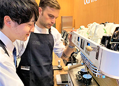 OGAWA COFFEE LABORATORY/株式会社小川珈琲クリエイツ 求人 京都を中心に直営店を展開。今回は初めて店内焙煎に挑戦！グレードの高い一杯に合わせた料理を提供していただきます。