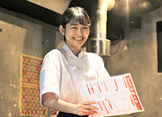 株式会社 まんてん／炭火焼ホルモン まんてん 中目黒高架下店、他 求人 20才のミヤザキさん！「お客様との距離の近さや、良い意味で堅苦しくない営業スタイルがとっても面白いです！」