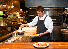 株式会社フォンス／BRASSERIE RUBIN 横浜ニュウマン 求人 ▲イタリアン・フレンチ・カフェなど様々な調理経験を活かせます！オープンキッチンでお客様との距離が近いお店も！