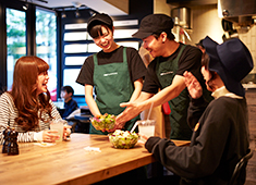 CRISP SALAD WORKS／CRISP,INC.（株式会社 クリスプ） 求人 「仕事に行くのが楽しくなる」そんなお店や職場を目指して、尊敬し合える関係を大事にしています。