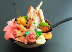 小さな魚がし 野口鮮魚店／築地 大宮商店 求人 新鮮な魚を扱う鮮魚店ならではの「料理」と「サービス」を活かした「豪快な丼」が看板メニューです！
