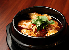 中華料理 登竜門 -tou ryu mon-／株式会社 鯉平 求人 ▲鯉と極太春雨の四川土鍋煮