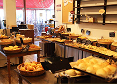 SUNNY BAKKERY（サニーベッカリー）／MACHIDA BAKKERY（マチダベッカリー）／アイワ広告 株式会社 求人 材料を使用しての試作は自由！自分の考えたパンが実際に店頭に並ぶ…考えたらワクワクしませんか！？