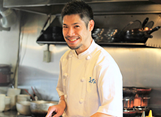 株式会社 まんてん／炭火焼ホルモン まんてん 中目黒高架下店、他 求人 34才（入社1年目）の田中さん！前職は美容師！何かを作る…そんな仕事の面白さとお店の魅力に惹かれて入社しました！