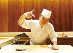 「鮨 由う」「鮨 在」／株式会社 真 求人 写真は親方。親しみやすく何でも相談できる人柄が魅力です。