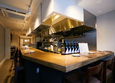 Rapport （ラポール） 求人 オープンキッチンで、魅せる仕事を！お客様と近い距離感で、料理の仕込みから提供まで一貫して体験できます。