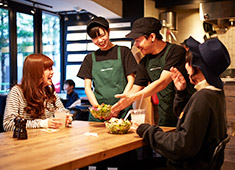 CRISP SALAD WORKS／CRISP,INC.（株式会社 クリスプ） 求人 「仕事に行くのが楽しくなる」そんなお店や職場を目指して、尊敬し合える関係を大事にしています。