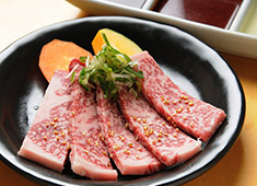 炭火焼肉 牛力屋／光ダイニング株式会社 求人 1皿ずつ丁寧に、本当に美味しいお肉・料理を提供しているからこそ、地域の人気店として知られています！