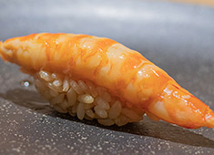 株式会社 プレジャーフーズ（江戸前鮨事業部） 求人 旬や走りを大切にする江戸前鮨の伝統を守りながらも、斬新なメニューや美しい盛り付けでお客様を楽しませています。