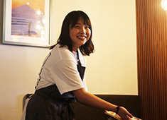 焼肉ぽんが 目黒はなれ／焼肉ぽんが 江ノ島店、他／YKプランニング 株式会社 求人 前職の経験も様々！飲食業界での勤務経験が無い状態で入社し、現在、欠かせない戦力として働いてくれているスタッフも！