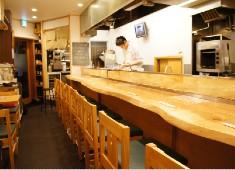 新橋 かま田 求人 毎日、丁寧に仕込む「おでん」。コース仕立てで提供するので、八寸や刺身など、和食の技術も身につきます。