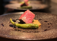 南青山 Essence（エッセンス） 求人 魚介は豊洲市場より取り寄せ、肉は安心・安全な最高品を使用。