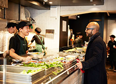 CRISP SALAD WORKS／CRISP,INC.（株式会社 クリスプ） 求人 ただの飲食店ではなく、サラダと接客を通じて、お客様にワクワクするような体験を提供していきます。