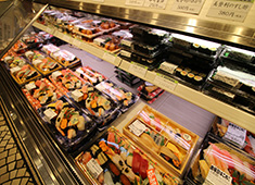 株式会社 梅丘寿司の美登利総本店 求人 今後も成長が期待される「テイクアウト＆デリバリー事業」、将来を見据えた新しいビジネスモデルを考えていきます。
