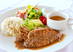 朝日観光株式会社／鎌倉カントリークラブ／鎌倉パブリックゴルフ場 求人 味・盛り付けにこだわり、心が落ち着くような一皿を提供中！