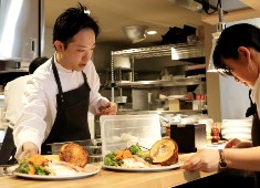 NEW LIGHT（ニュー ライト）※新店OPEN準備チーム／BALNIBARBI.co,Ltd（株式会社バルニバービ） 求人 企業系のレストランがはじめてという方も大歓迎です。一つ一つがオリジナルのお店なので、個性を活かして働けます。