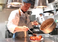 SALONE GROUP（サローネ グループ） 求人 ワイワイ楽しめるカジュアルイタリアンも展開！お料理に合わせた自然派ワインも提案するサローネのスタイルは同じです。