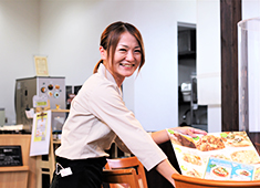 エアフォルク・ド・カフェ／株式会社アークフード 求人 カメラを向ければこの笑顔！仕込みの時間や営業中も含め、和やかな雰囲気で働けますよ！