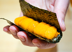 「鮨 青海 西新宿」「鮨 ふくじゅ」「すし龍」他／江戸前鮨開業事業部 求人 その日の食材を吟味し、鮨や一品料理の芸術を生み出します。