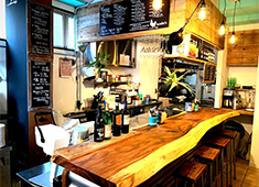 「Hawaiian Restaurant ALOHABABY 」「SETAGAYA kodo’s RoastedChicken」／ALOHA TOKYO 株式会社 求人 【SETAGAYA kodo’s】昼はテイクアウト中心、夜はローストチキンが焼き上がるのを眺めながらの1杯を提供。