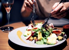 Bistro NOHGA（ビストロ ノーガ）／NOHGA HOTEL UENO TOKYO（野村不動産ホテルズ 株式会社） 求人 フレンチをベースに、地元の名産なども取り入れた料理を提供。アイデアを出し合って一皿をつくっています。