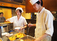 日本橋 天丼 金子半之助／株式会社バイザ・エフエム 求人 お客様目線を徹底し、味と雰囲気にこだわり柔軟な発想で今後も進化を続ける当社では、常に新しいアイデアを求めています！