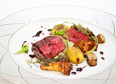 Ristorante ACQUA PAZZA（アクアパッツァ） 求人 魚介のイメージが強いかもしれませんが、肉料理にも定評があり。確かな技術と独創的なアイデアが詰まった料理を提供中！