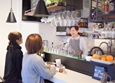 「QUATRE」「Wine Stand AXELA」etc／株式会社グラロス＜Glaros inc＞ 求人 人が好きな方や人を喜ばせることが好きな方大歓迎！協調性を大切にしながらより良いお店を創っていきましょう！