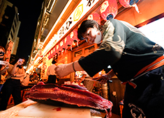 株式会社 浜倉的商店製作所 求人 オープン日の「マグロ解体ショー」の模様です。年間を通してイベントを開催！テーマは「毎日が食フェス！」