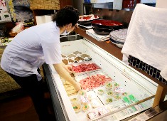 小さな魚がし 野口鮮魚店／築地 大宮商店 求人 新鮮な魚を扱う鮮魚店ならではの「料理」と「サービス」を活かした「豪快な丼」が看板メニュー。販売もおこなっています。