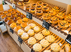 BOULANGERIE Cafe Ruban（リュバン）、RESTAURANT MEGUMI（メグミ）／株式会社フローラ企画 求人 ベーカリーカフェでは、乳化剤やイーストフードを使わず焼き上げたパンを提供します！