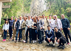 回転寿司 港新地 求人 ▲定期的な社員旅行も開催！2019年の研修旅行では大阪山崎サントリー工場〜和歌山の勝浦温泉へ行きました。