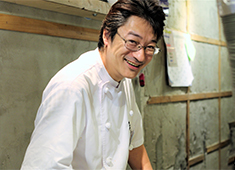 株式会社 まんてん／炭火焼ホルモン まんてん 中目黒高架下店、他 求人 「お客様との距離の近さや、良い意味で堅苦しくない営業スタイルがとっても面白いです！」