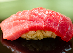 「鮨 七海（なのうみ）」「横浜 すし通」、他 求人 その日の食材を吟味し、鮨や一品料理の芸術を生み出します。