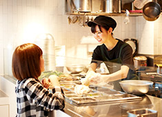 CRISP SALAD WORKS／CRISP,INC.（株式会社 クリスプ） 求人 ただの飲食店ではなく、サラダと接客を通じて、お客様にワクワクするような体験を提供していきます。