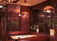 焼肉レストラン太陽 ／株式会社太陽 求人 先代のこだわりが詰まった店内。まるで純喫茶のような雰囲気です。