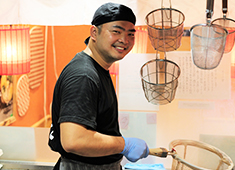 うどん そば 宮／株式会社 宮 求人 営業中も笑顔を絶やすことなく、楽しく働くことができますよ！