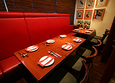 「BISTRO SABLIER」「IMANO FRUITS FACTORY」／株式会社いまの 求人 本場フランスの街角にあるビストロのような店内。落ち着いた雰囲気で、肩肘張らないサービスを心がけています。