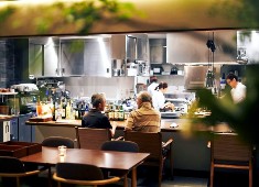 Bistro NOHGA（ビストロ ノーガ）／NOHGA HOTEL UENO TOKYO（野村不動産ホテルズ 株式会社） 求人 オープンキッチンのレストランです。ホテル内とは思えない開放的な空間。お客様と近い距離感で接することができます。